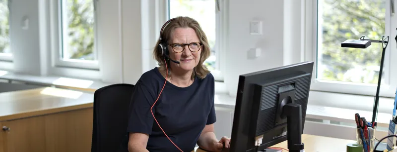 En af specialraadgivningens medarbejdere sidder klar med raadgivning til dig.