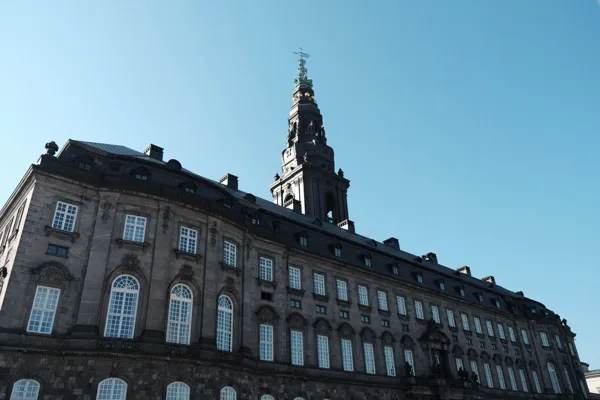 Christiansborg set udefra.