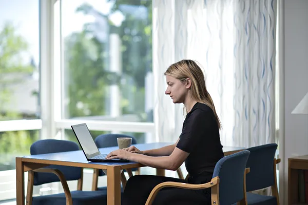 Kvinde sidder foran computer.