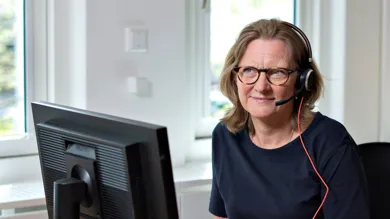 En af specialraadgivningens medarbejdere sidder klar med raadgivning til dig.