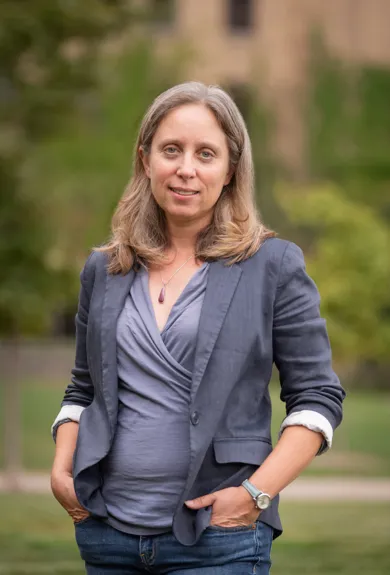 Hannah Wunsch står med hænderne i lommerne