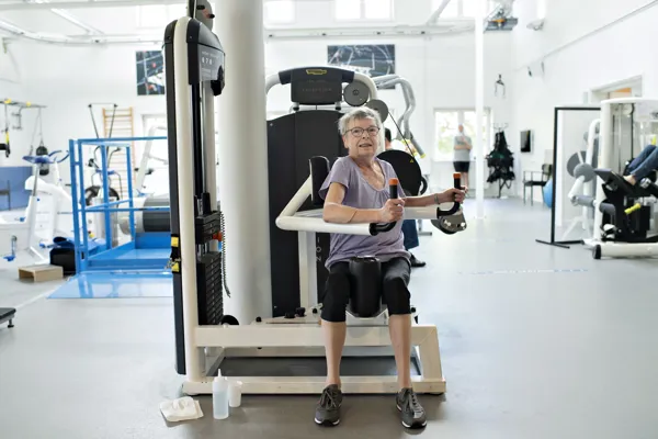 Kvinde i motionscenter