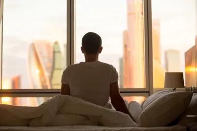 En person er lige stået op og kigger ud på den flotte byudsigt.