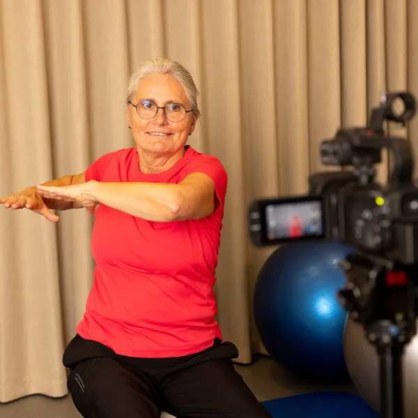 Fysioterapeut traener foran kamera