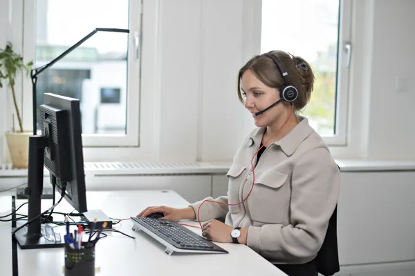 En medarbejder sidder klar til at raadgive