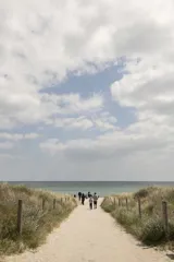 Personer på vej ned af Marielyst Strandsti