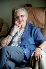 Jonna Knudsen sidder i en lænestol