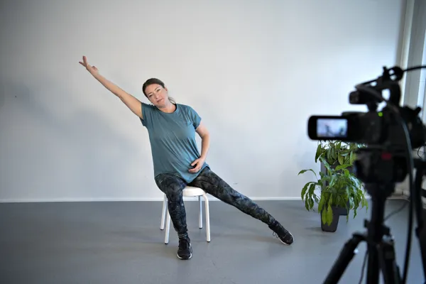 En kvinde filmes til en traeningsvideo