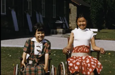 To piger i kørestol