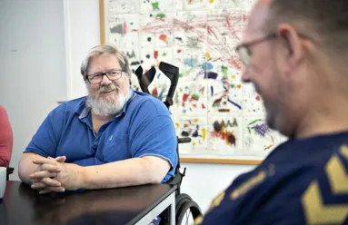 To maend sidder og taler sammen