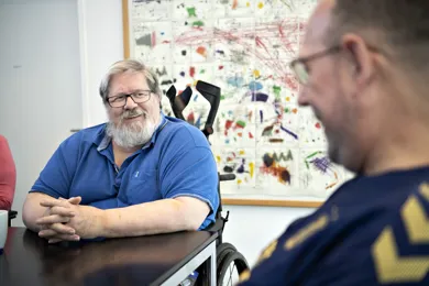 To maend sidder og taler sammen