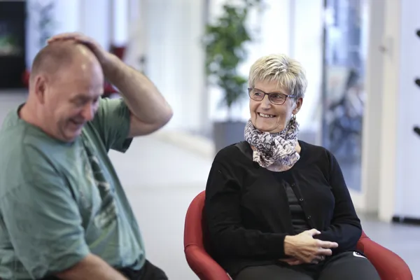 To personer smiler og snakker