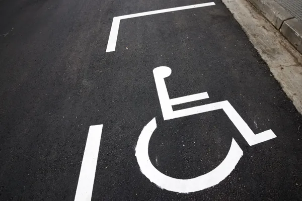 Handicapparkering markering på gaden.
