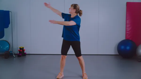 Fysioterapeut laver opvarmningsoevelse