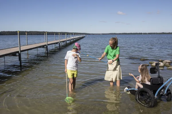 Boern leger på stranden.