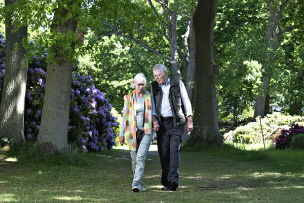 To personer går en tur i naturen.