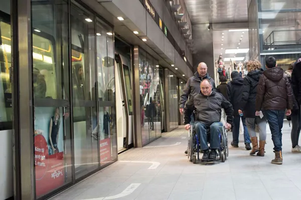 Personer i metro med fokus på personer i kørestol eller andet handicap.