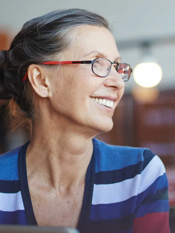 Kvinde der smiler til en anden kvinde